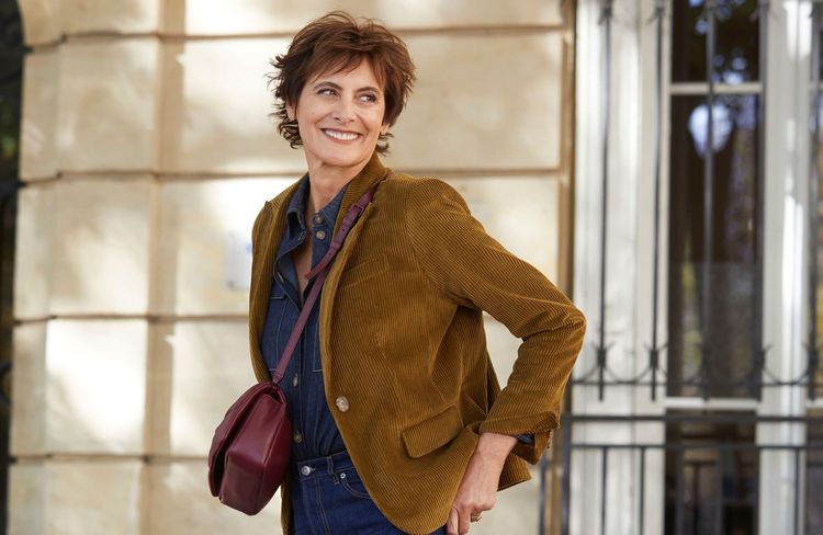 Inès de la Fressange : les pièces d’été qui composent une allure chic sans effort | So Busy Girls
