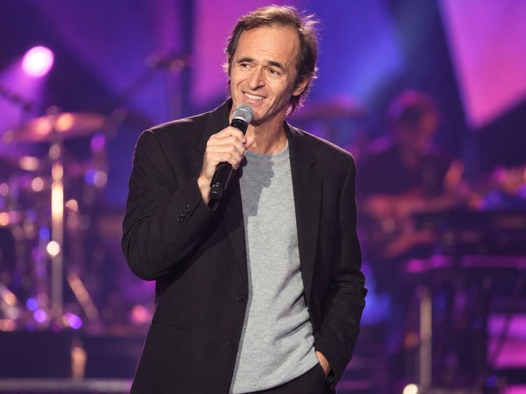 « Je me démaquillais dans la voiture » : cette étonnante double vie que Jean-Jacques Goldman a menée pendant des années avant de devenir une immense star | So Busy Girls