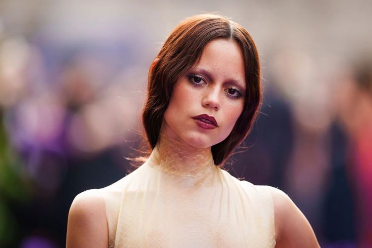 Jenna Ortega victime d'une d&eacute;ferlante de critiques apr&egrave;s son apparition &agrave; l'avant-premi&egrave;re de Mercredi : que lui reproche-t-on exactement ?
