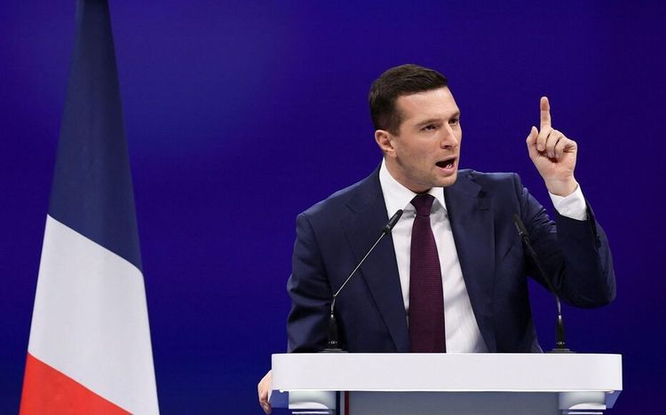 « Il cache sa Rolex ! » : Jordan Bardella retire discrètement sa montre en plein discours, le RN obligé de s'expliquer | So Busy Girls