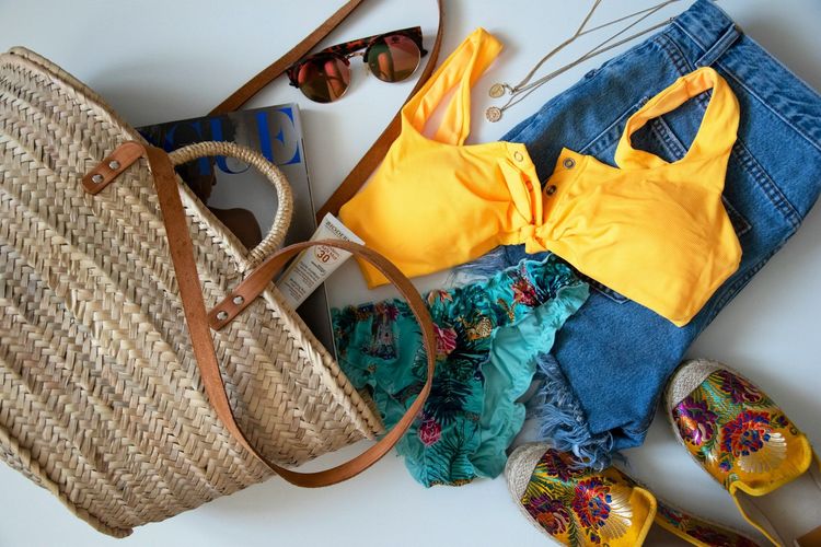 Panier en raphia : comment le porter en ville sans look trop plage | So Busy Girls