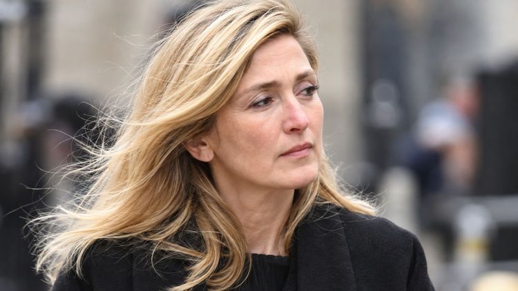 « Je suis dévastée » : Julie Gayet annonce la mort de sa « sœur jumelle » et lui rend un hommage bouleversant | So Busy Girls