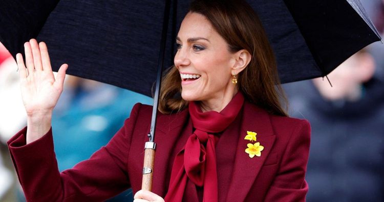 kate-middleton-fleur-jaune-veste-pourquoi