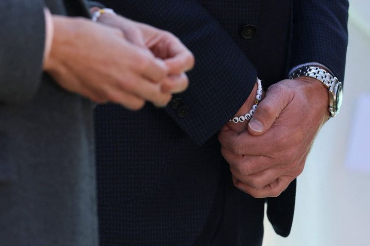 Kate Middleton et le prince William portent des bracelets assortis, le geste fort au symbole &eacute;mouvant