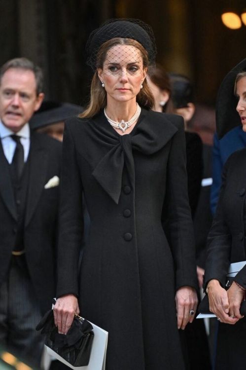 Pourquoi Kate Middleton attire autant l&rsquo;attention avec sa robe symbolique aux obs&egrave;ques de la duchesse de Kent