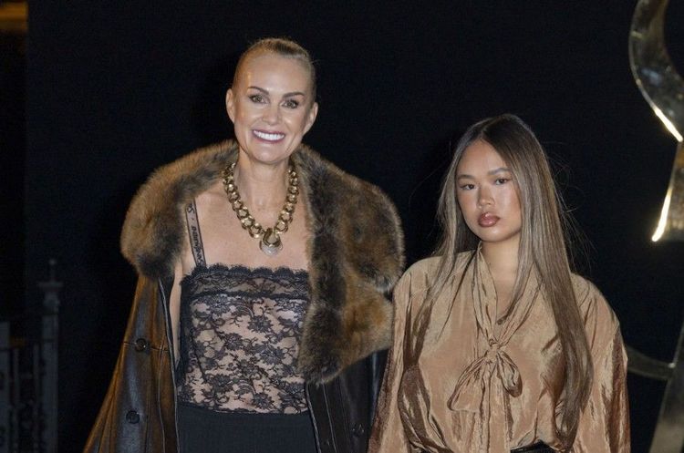Joy Hallyday avec Laeticia à la Fashion Week : ce détail qui change tout dans son nouveau look | So Busy Girls