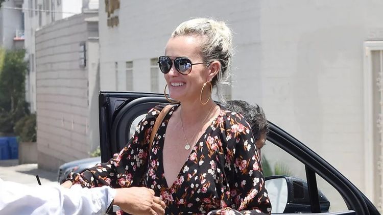 Aaron Thomas adopté par Laeticia Hallyday ? Cette scène complice avec le compagnon de Jade amuse | So Busy Girls