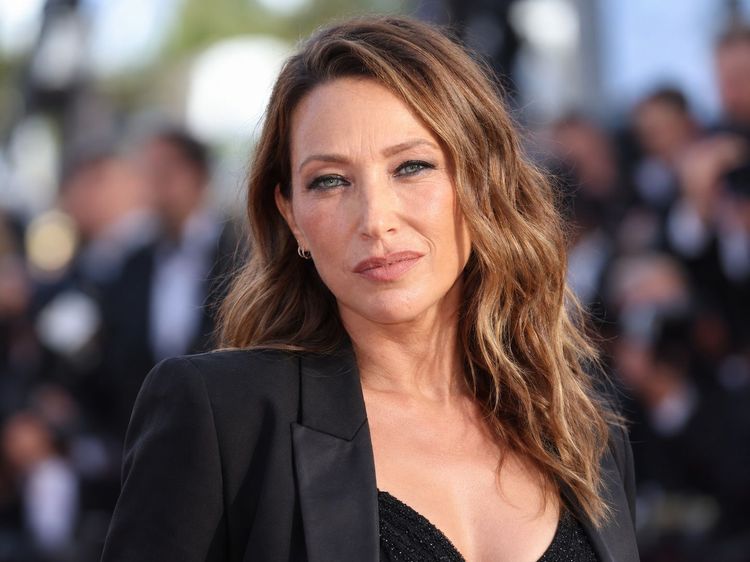 « J’essaie de faire l’inverse » : Laura Smet révèle ce que Nathalie Baye lui imposait enfant et qu’elle refuse de reproduire avec son fils Léo | So Busy Girls