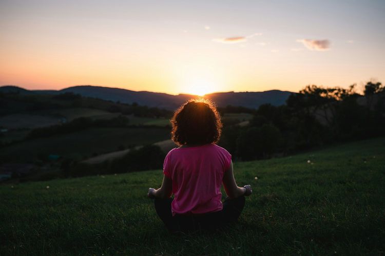 Pourquoi la m&eacute;ditation rend plus heureux.