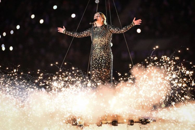 Eurovision 2025 : Louane en difficulté à cause de la scénographie qui imite une tempête de sable