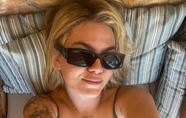 Louane : apr&egrave;s sa septi&egrave;me place &agrave; l&rsquo;Eurovision, elle fait le vide sous le soleil d&rsquo;Ibiza