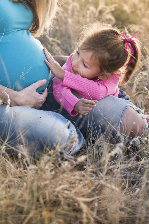 maman-enceinte-et-sa-fille