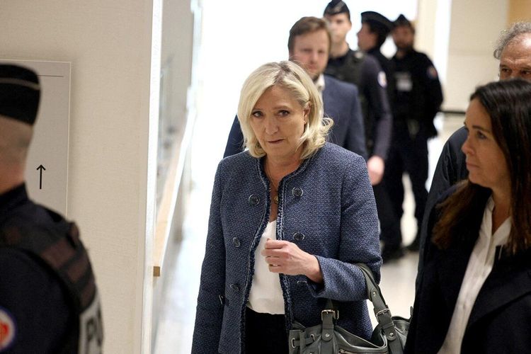 Marine Le Pen condamnée à un an sous bracelet électronique : pourquoi elle n’en porte toujours pas avant la présidentielle | So Busy Girls