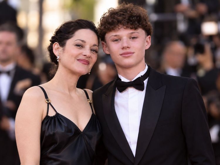 « C'est un cirque assez bizarre » : Marion Cotillard très déstabilisée par l’exposition soudaine de son fils Marcel, 15 ans, elle se confie sans filtre | So Busy Girls