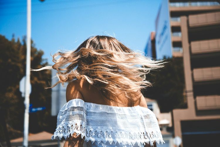 Se laver les cheveux trop souvent : les signes