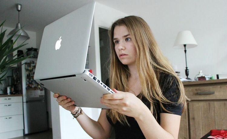 What ? Mon mec mate des pornos ! | So Busy Girls
