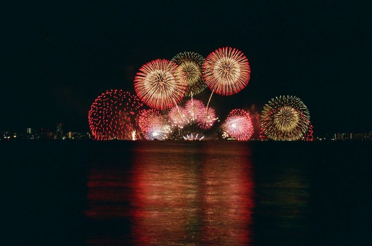 Feu d’artifice avec des enfants : comment préparer la soirée pour éviter les larmes | So Busy Girls