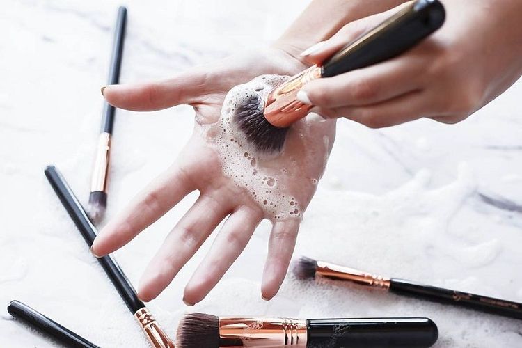 Comment bien nettoyer ses pinceaux &agrave; maquillage ?