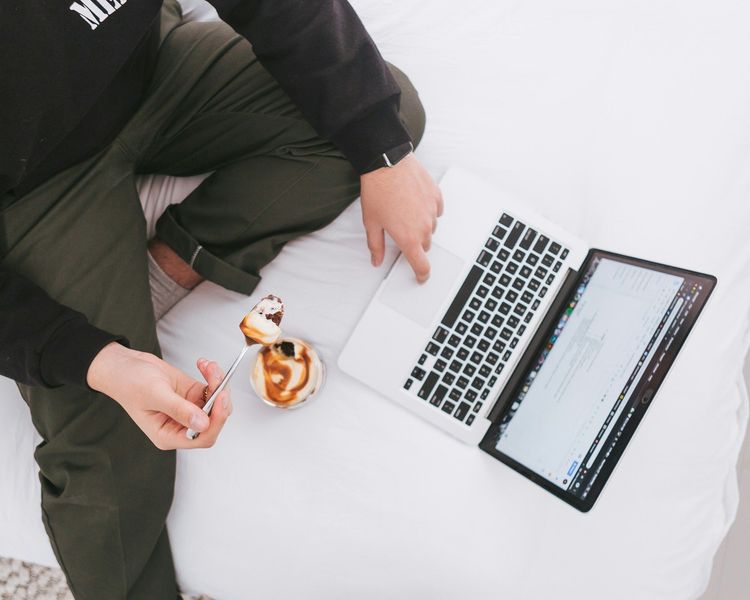 Pourquoi il ne faut pas manger devant son ordinateur ?