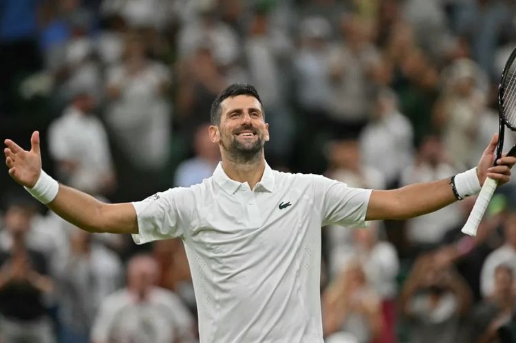 Novak Djokovic fait sursauter une ramasseuse de balles à Wimbledon : sa blague en plein match amuse le public | So Busy Girls