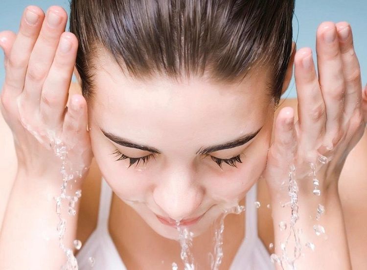 Comment nettoyer son visage naturellement ? Les astuces douces et économiques