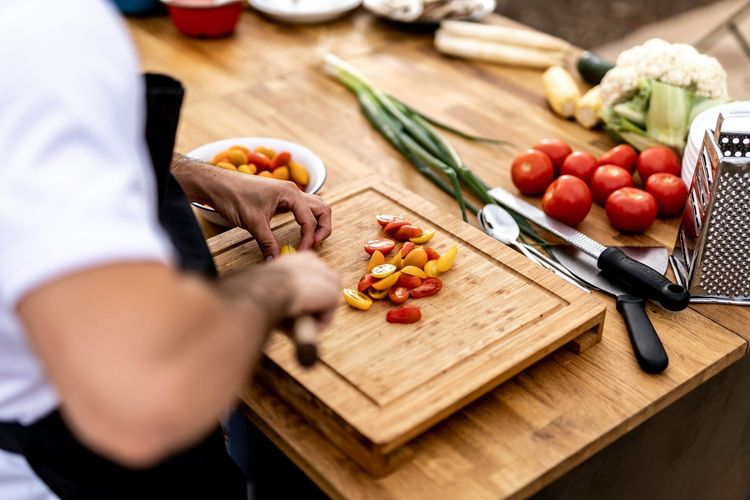 Pourquoi Cyril Lignac séduit autant les passionnés de cuisine que les débutants | So Busy Girls