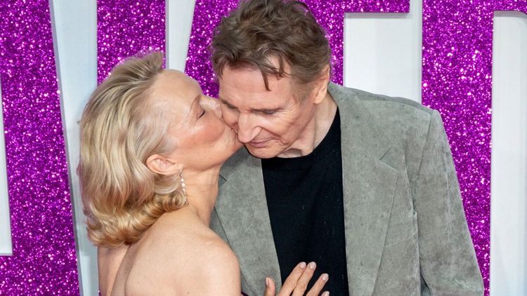 Coup de foudre sur le tournage de The Naked Gun : Pamela Anderson et Liam Neeson ne se quittent plus