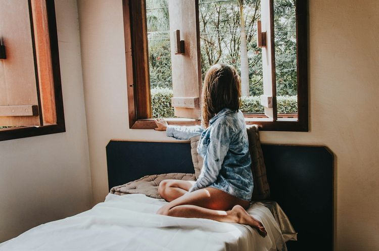 Dormir fenêtre ouverte en été : comment éviter bruit, moustiques et réveil trop matinal | So Busy Girls