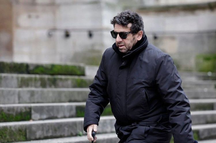 Patrick Bruel : ce deuxième téléphone qu'il aurait gardé secret pour « connaître de manière plus intime » certaines femmes | So Busy Girls