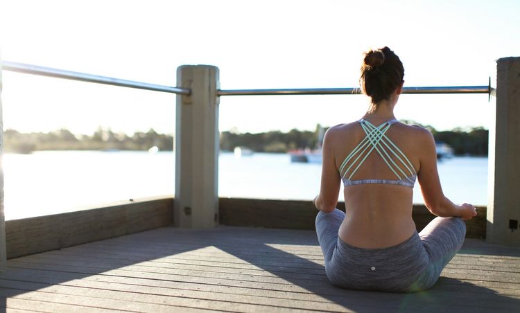 Les postures de yoga les plus faciles &agrave; faire pour se d&eacute;tendre