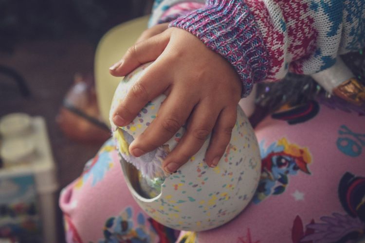 &Agrave; 6 ans, elle parvient &agrave; alerter discr&egrave;tement la police avec ce geste de la main et &agrave; sauver toute sa famille
