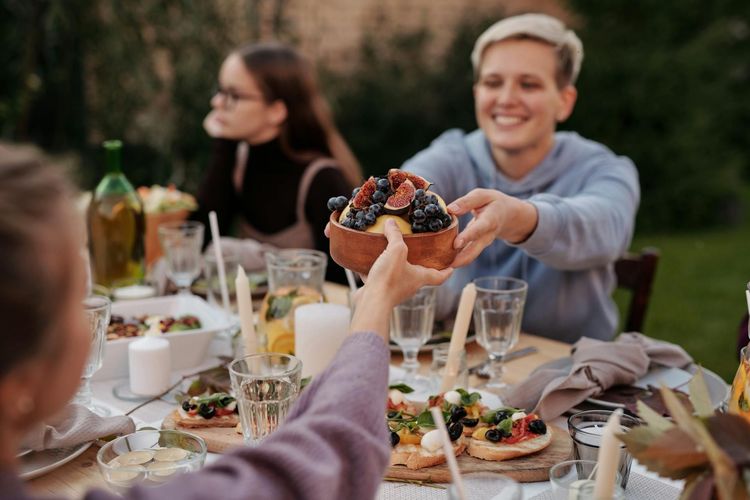 Pourquoi on fait des critiques apr&egrave;s un d&icirc;ner entre amis ?