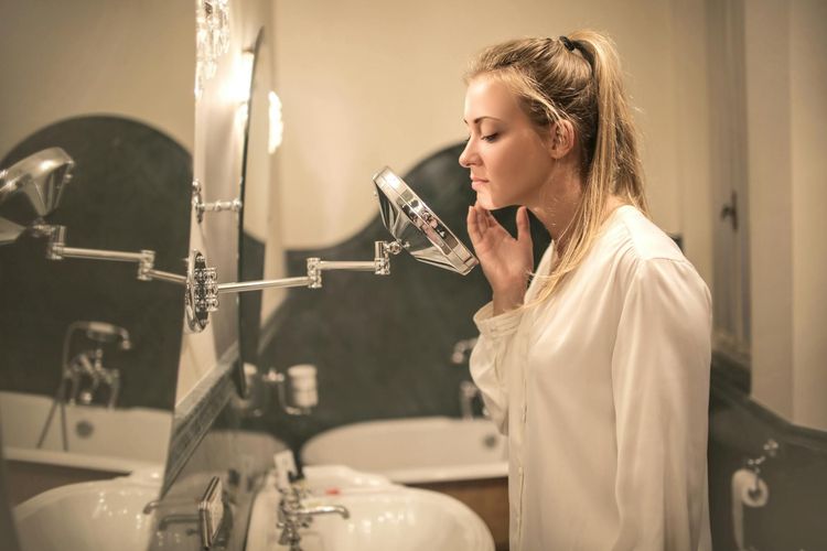 Comment utiliser la pomme de terre pour lutter contre les boutons et les cheveux blancs.