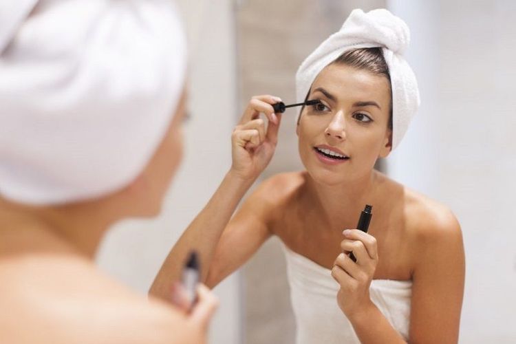 Pourquoi on ouvre la bouche quand on met du mascara ?