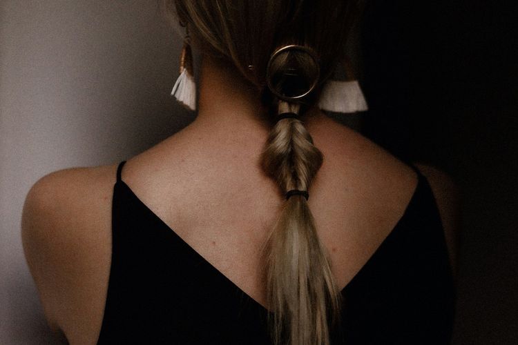 Idées de coiffures féminines faciles en moins d'une minute.