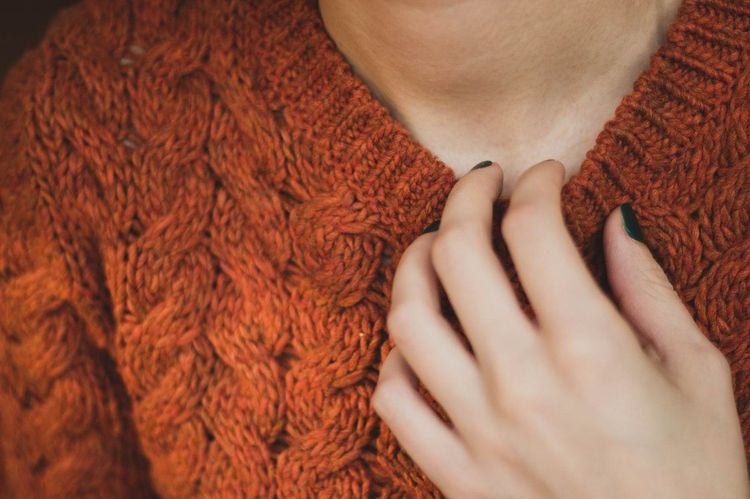 Comment rendre un pull qui gratte plus doux ? Astuce efficace