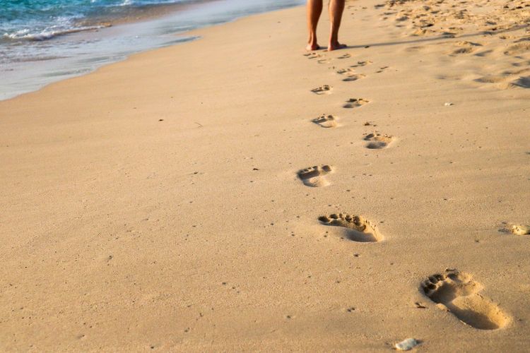 Marcher pieds nus en été : ce que cela change vraiment et quand garder absolument ses chaussures | So Busy Girls