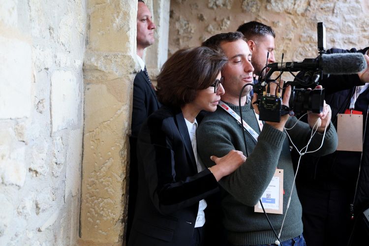 Rachida Dati coll&eacute;e-serr&eacute;e &agrave; un cam&eacute;raman pendant une visite officielle : ces photos inattendues font le buzz