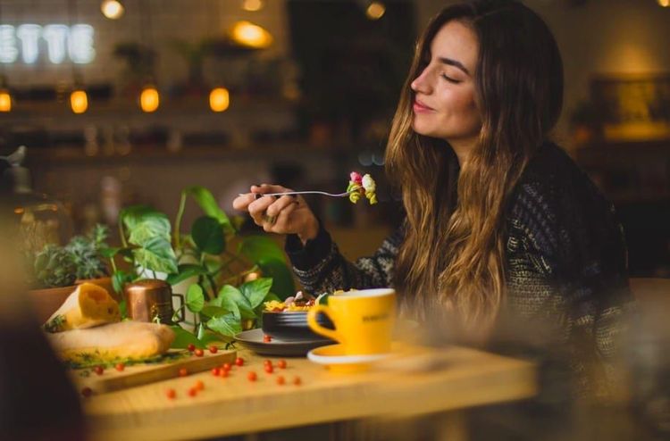 &Ecirc;tre influenc&eacute; par le serveur au restaurant.