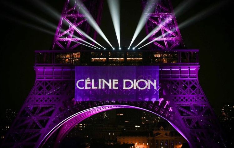 Une première mondiale : Céline Dion transforme la Tour Eiffel en scène géante pour annoncer son retour