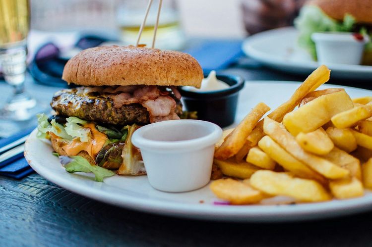 Quel est le plus calorique entre le burger et les frites ?