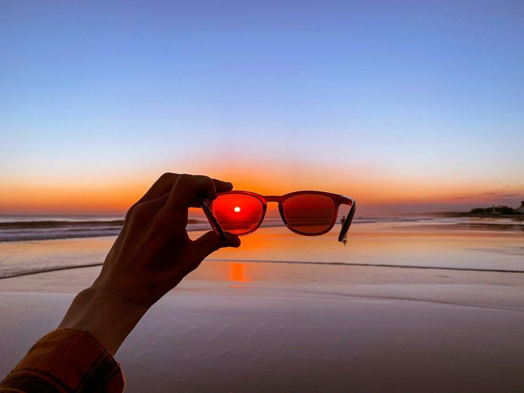 Éclipse : pourquoi les lunettes de soleil ne suffisent pas | So Busy Girls