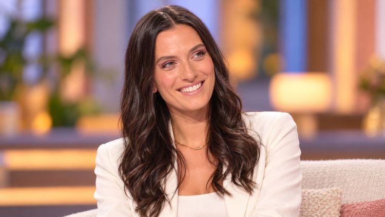 "Parfois, il y a des choses qui valent le coup, et Cyril vaut le coup" : Shana Loustau fait une déclaration d'amour bouleversante à Cyril Hanouna, sa réaction en direct fait fondre le plateau | So Busy Girls