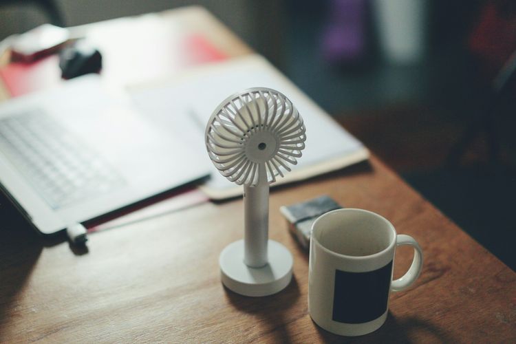 Travail et chaleur : comment rendre une journée au bureau plus supportable | So Busy Girls