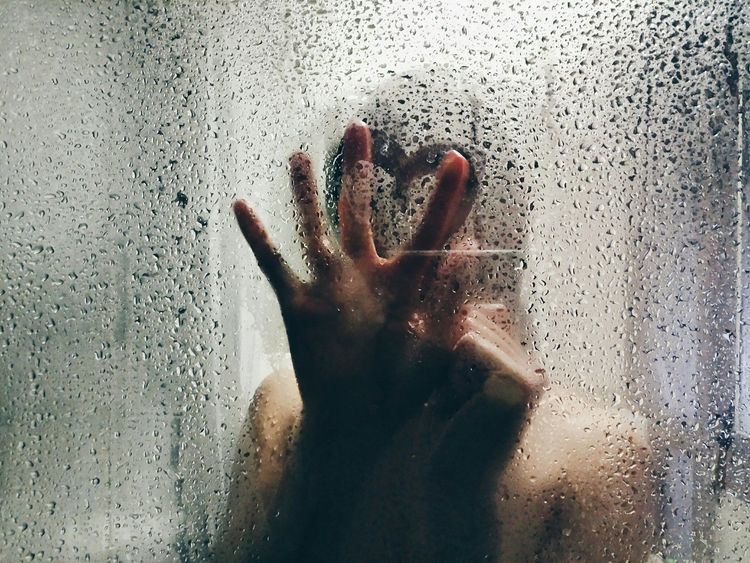 Prendre une douche trop chaude : les inconv&eacute;nients.