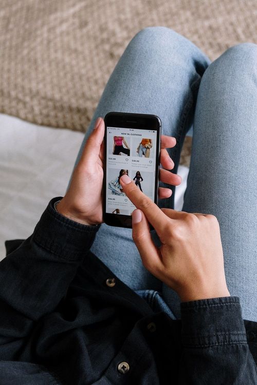 smartphone-femme-shopping-en-ligne