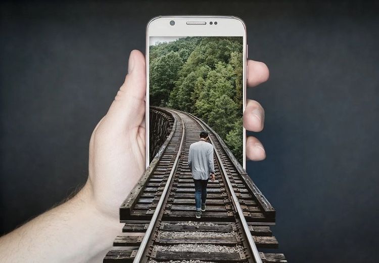 smartphone-homme-chemin-de-fer