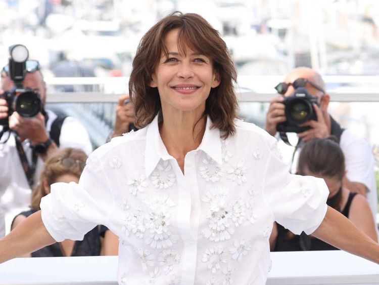 Robe légère, chemise blanche, maquillage discret : les leçons de style de Sophie Marceau | So Busy Girls