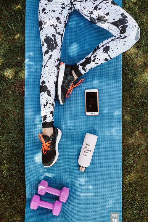 sport-femme-legging-smartphone-gourde-haltere