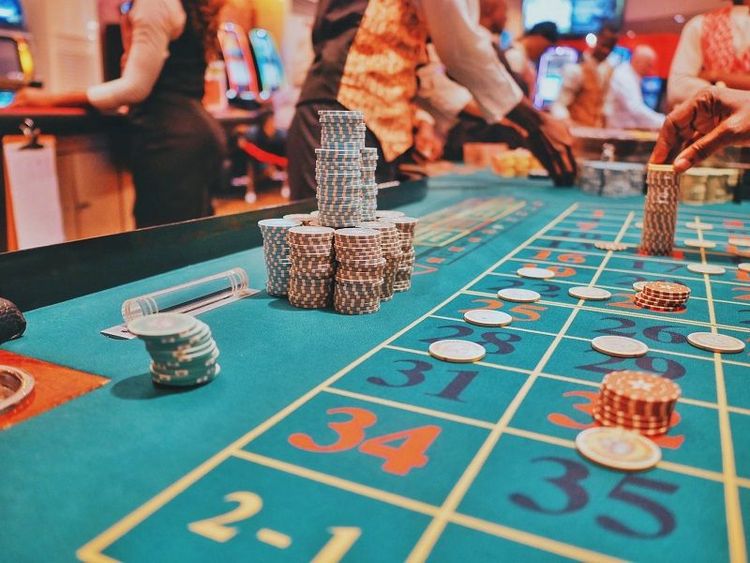 Elle gagne 46 000 euros au casino après les conseils d’un magicien : un coup du destin à Lille ?